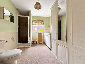 Ensuite_8PMG- click for photo gallery